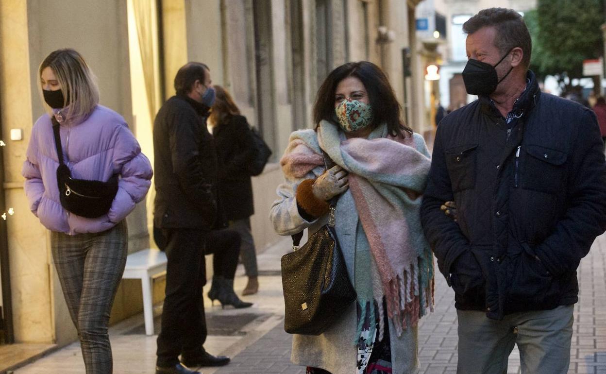 Varias personas caminando, en una imagen de archivo.