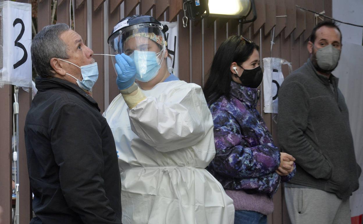 Una sanitaria realiza una prueba de antígenos a un hombre en Murcia, en una imagen de archivo.