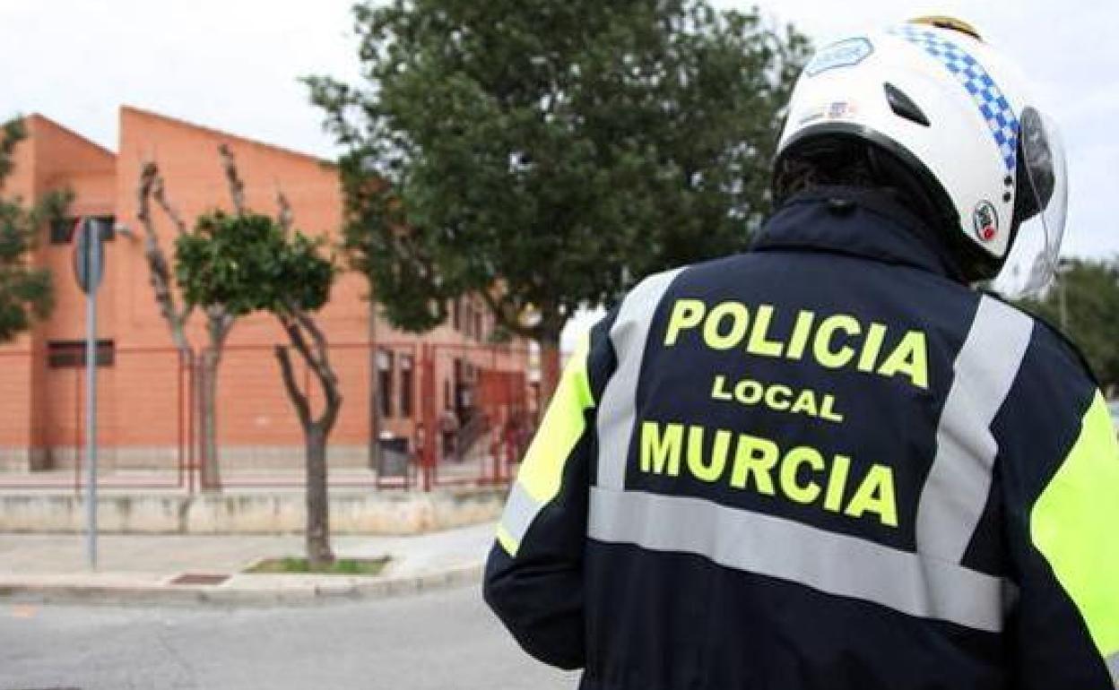 Un agente de la Policía Local de Murcia, en una imagen de archivo. 