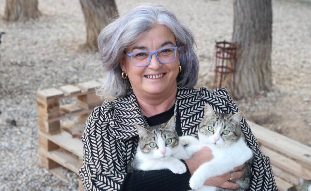 La presidenta del Colegio de Veterinarios de la Región de Murcia, Teresa López, en su casa de campo en Molina de Segura. 