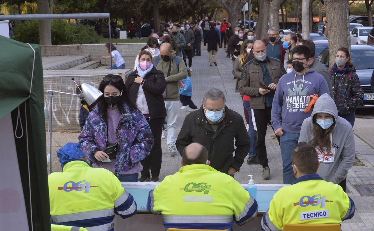 Cientos de personas acudieron a someterse a un test de antígenos en Murcia la pasada semana. 