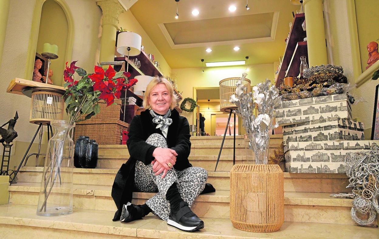 María del Mar Fernández-Delgado, ayer, en la entrada a la galería y tienda de regalos Chys, que anuncia su cierre. 