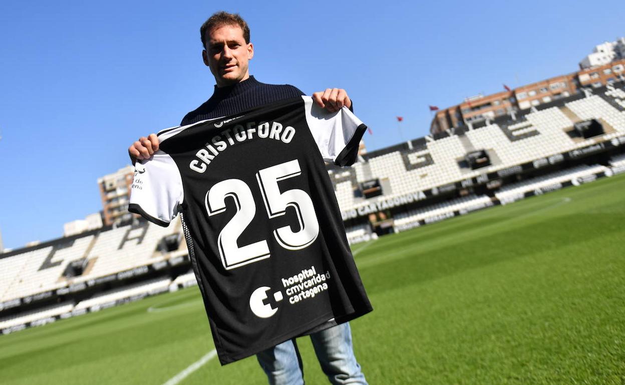 Imagen de la presentación del nuevo fichaje, Cristóforo, con la camiseta del conjunto albinegro.