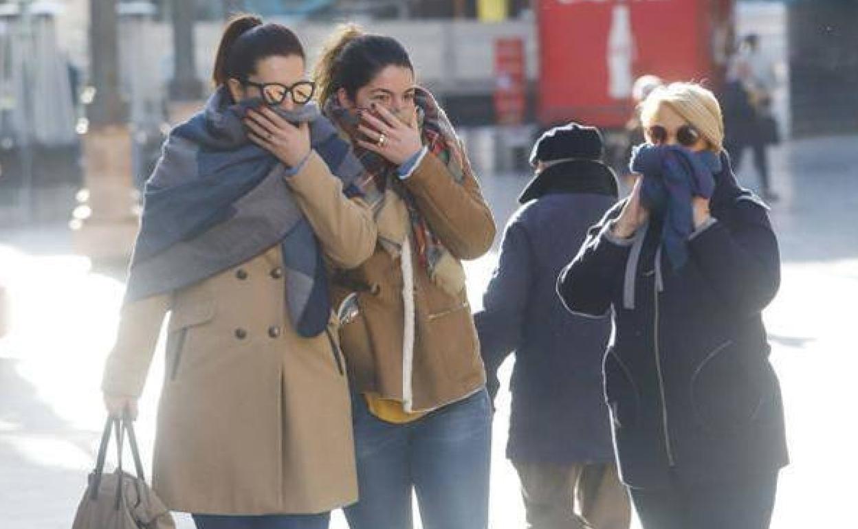 Tres mujeres se protegen del frío, en una imagen de archivo.