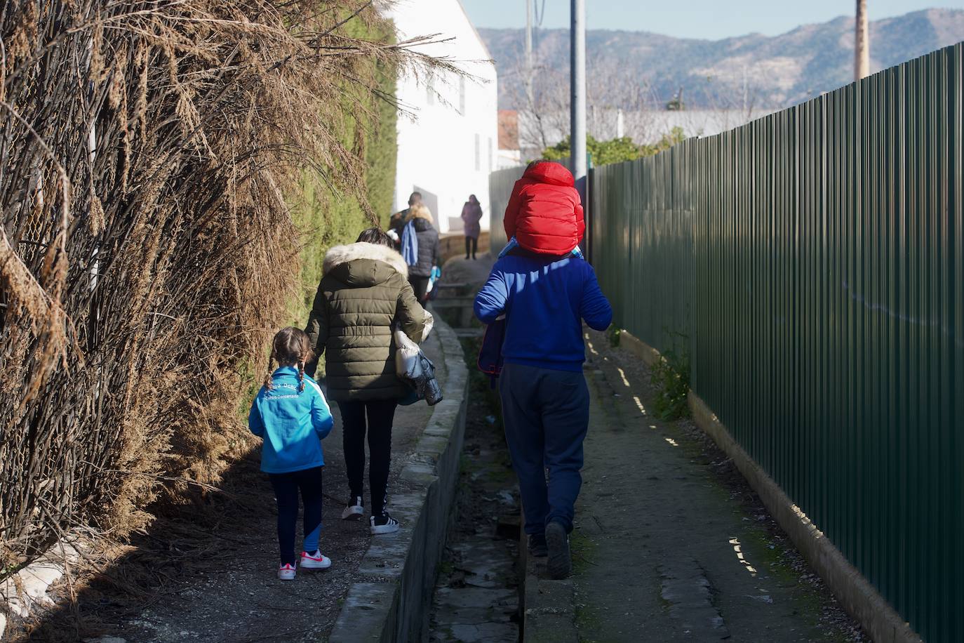 Fotos: El tortuoso camino de decenas de niños para ir cada día al cole en Los Garres