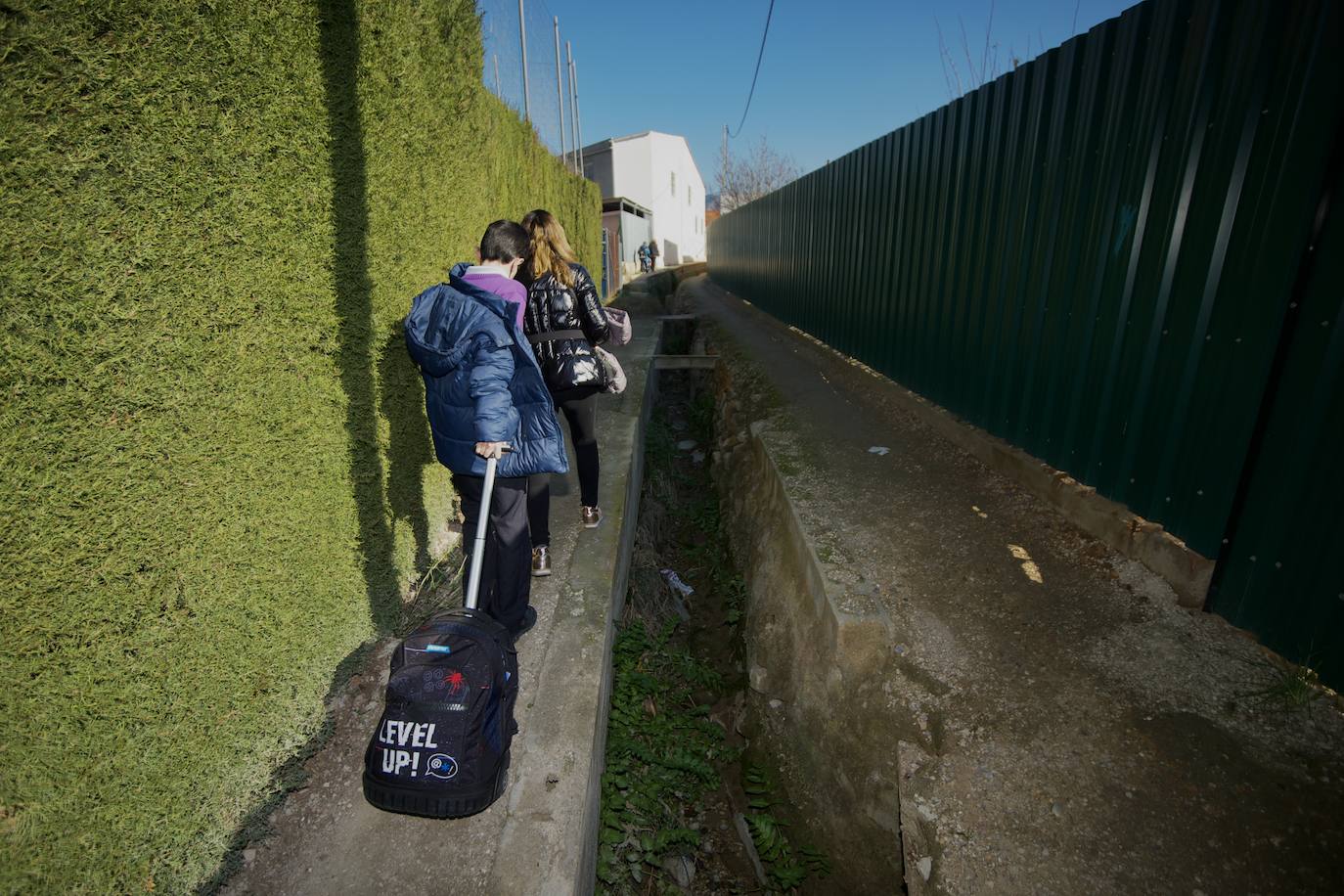 Fotos: El tortuoso camino de decenas de niños para ir cada día al cole en Los Garres