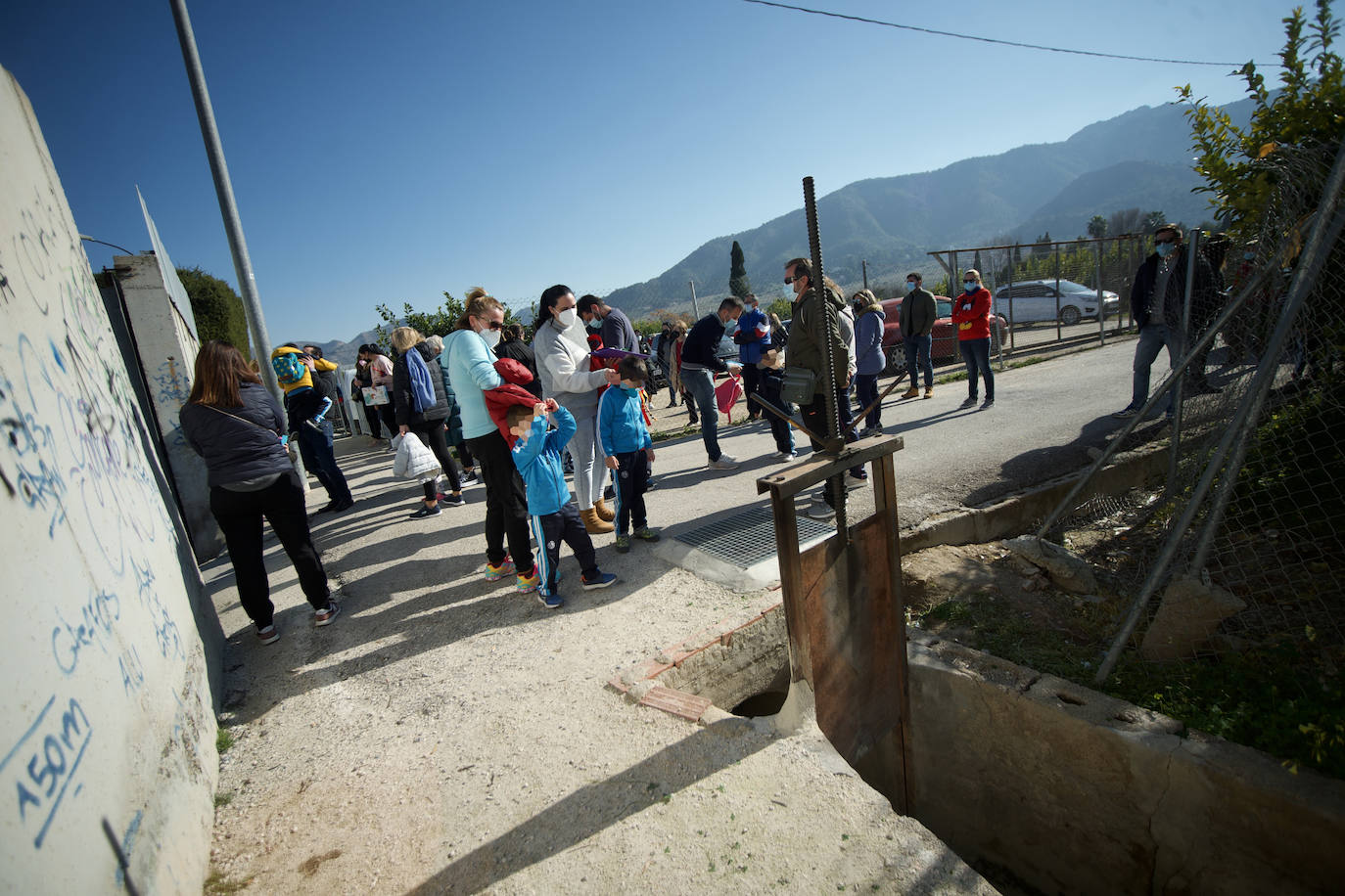 Fotos: El tortuoso camino de decenas de niños para ir cada día al cole en Los Garres
