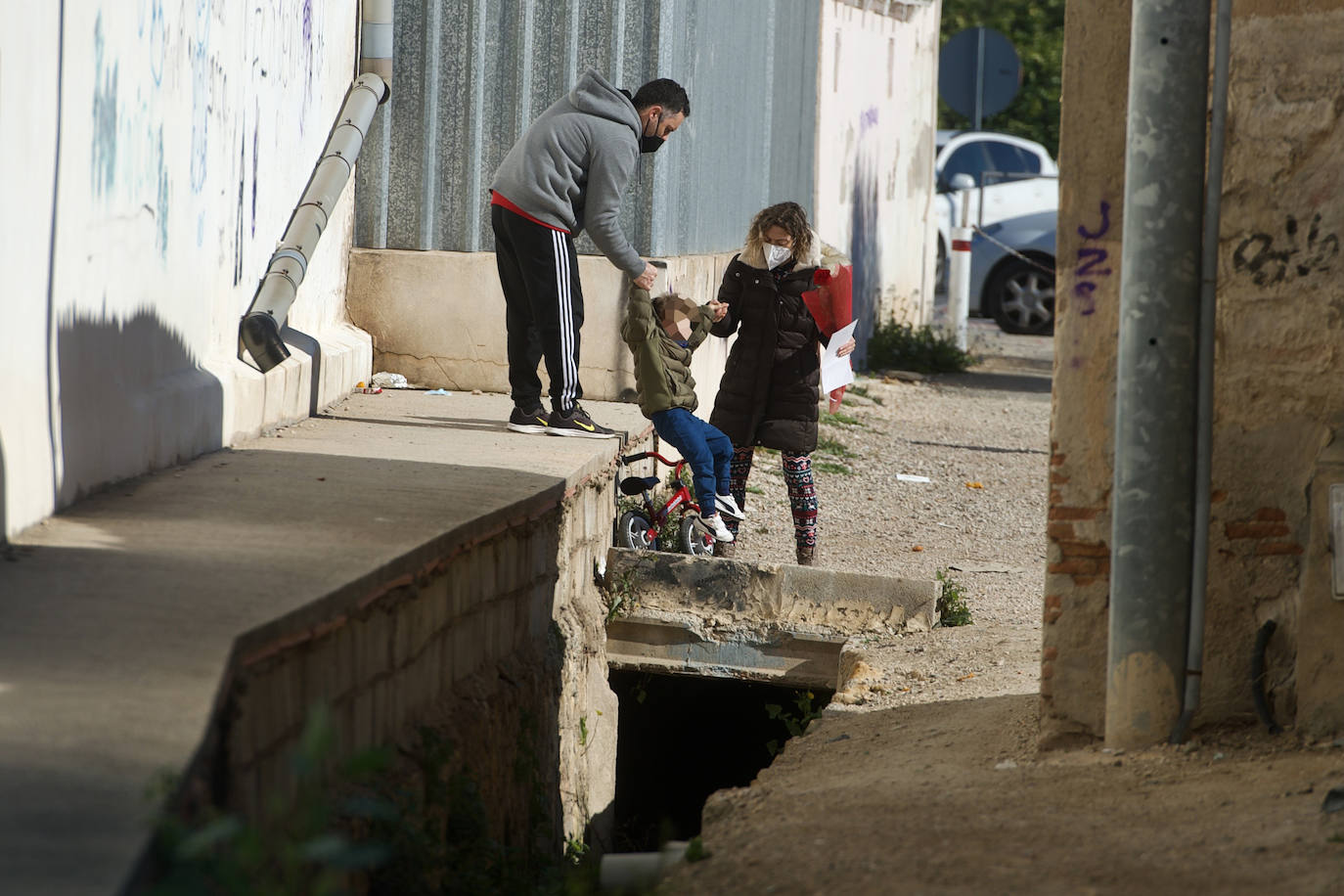 Fotos: El tortuoso camino de decenas de niños para ir cada día al cole en Los Garres