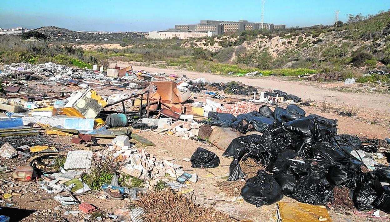 Bolsas con marihuana y escombros, con el Hospital Santa Lucía al fondo. 