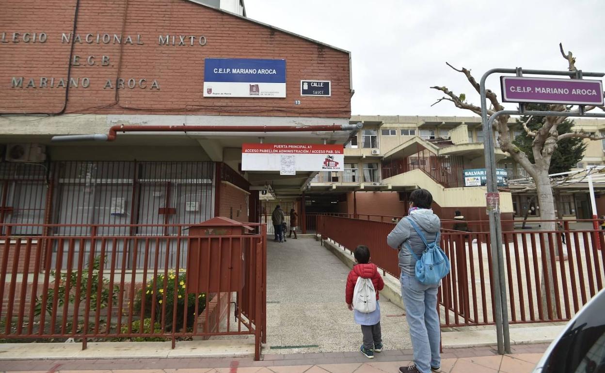 Entrada del colegio Mariano Aroca, este miércoles. 