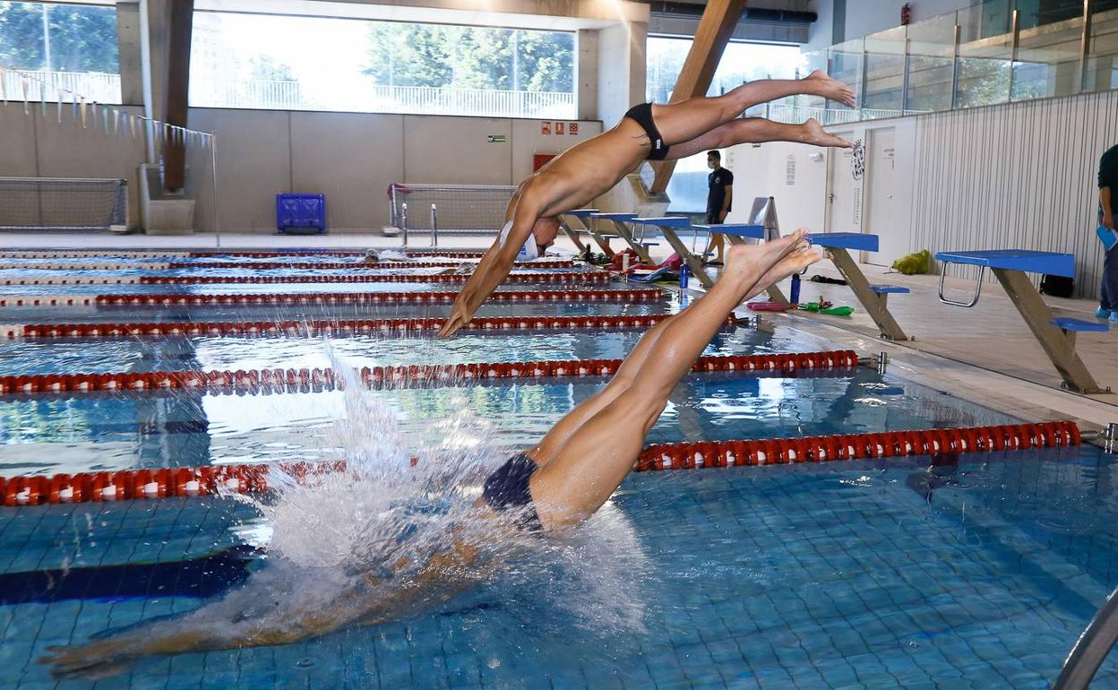 Nadadores entrenan en una piscina de Cartagena en una imagen de archivo. 