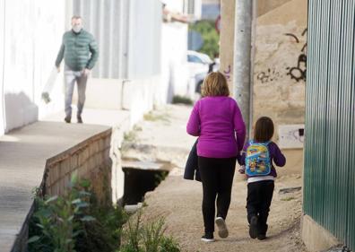 Imagen secundaria 1 - El camino por el que muchos padres llevan a sus hijos de 4 y 5 años al colegio Severo Ochoa de Los Garres. 