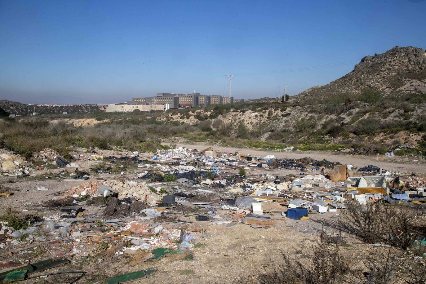 Fotos: Cuadras y corrales clandestinos se extienden junto a Lo Campano ante la pasividad municipal