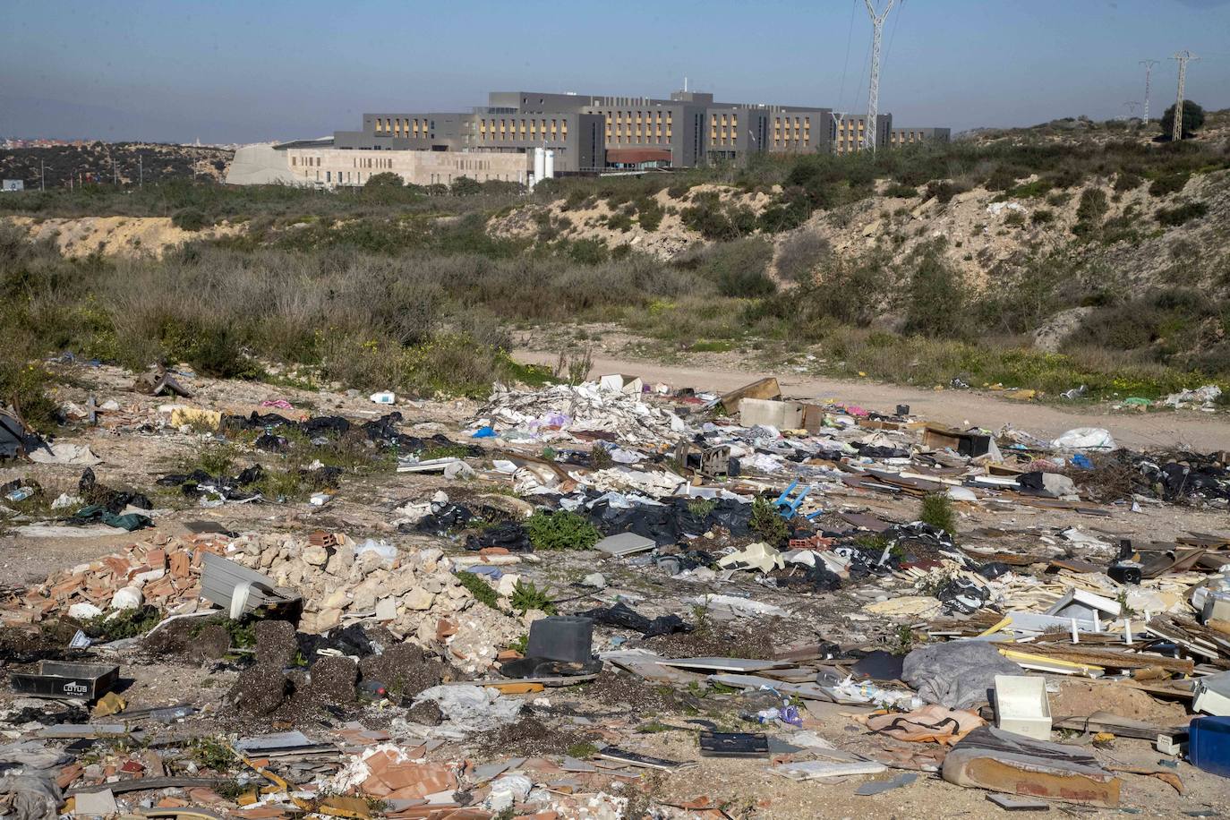 Fotos: Cuadras y corrales clandestinos se extienden junto a Lo Campano ante la pasividad municipal