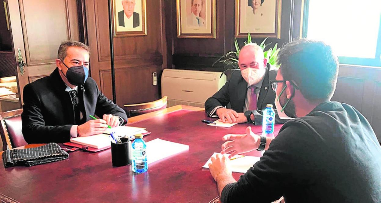 Hernández, Miralles y Sánchez, ayer, durante la reunión. 