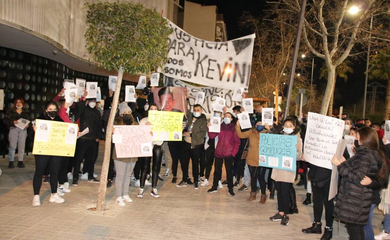 Protesta ante las puertas del juzgado de Jumilla.