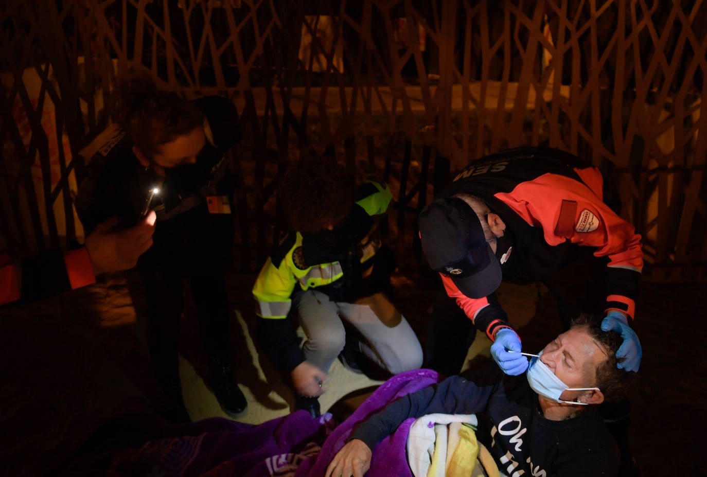 Fotos: El Semas asiste a más de 70 personas sin hogar durante la &#039;operación frío&#039;