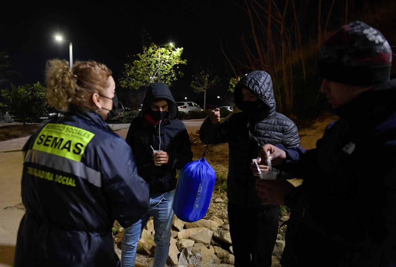Fotos: El Semas asiste a más de 70 personas sin hogar durante la &#039;operación frío&#039;