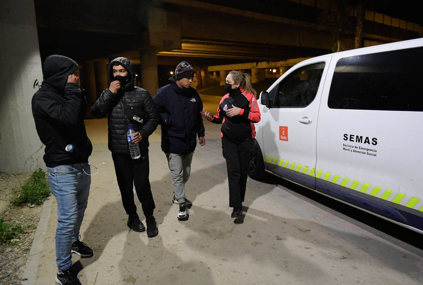 Fotos: El Semas asiste a más de 70 personas sin hogar durante la &#039;operación frío&#039;