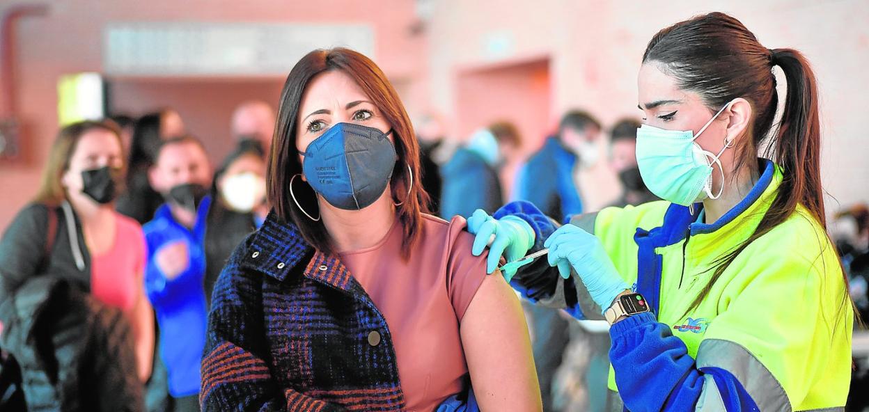 Una enfermera administra una dosis de refuerzo, ayer en el Palacio de los Deportes de Murcia. 