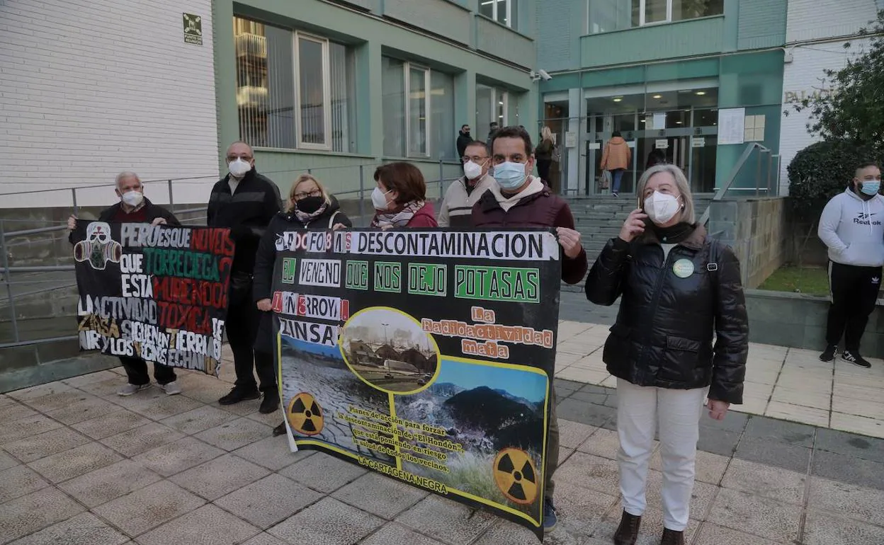 Vecinos del cinturón industrial de Cartagena protestan ante el Palacio de Justicia, este viernes. 