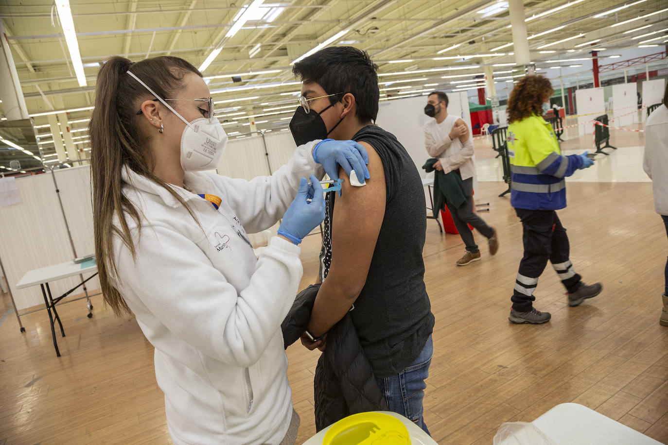 Fotos: Los jóvenes reciben la tercera dosis de la vacuna en Cartagena