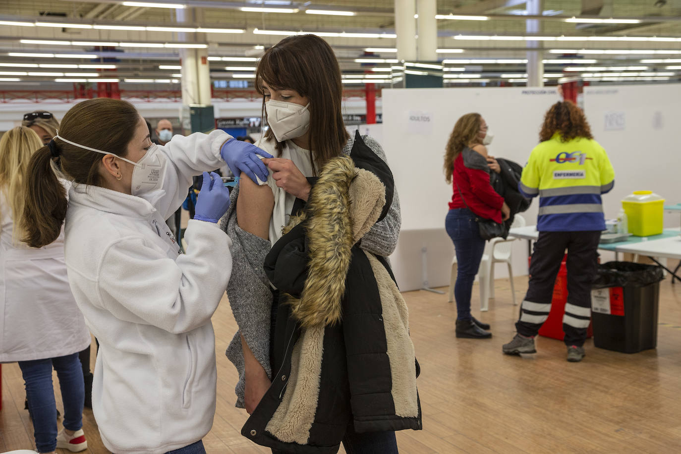 Fotos: Los jóvenes reciben la tercera dosis de la vacuna en Cartagena