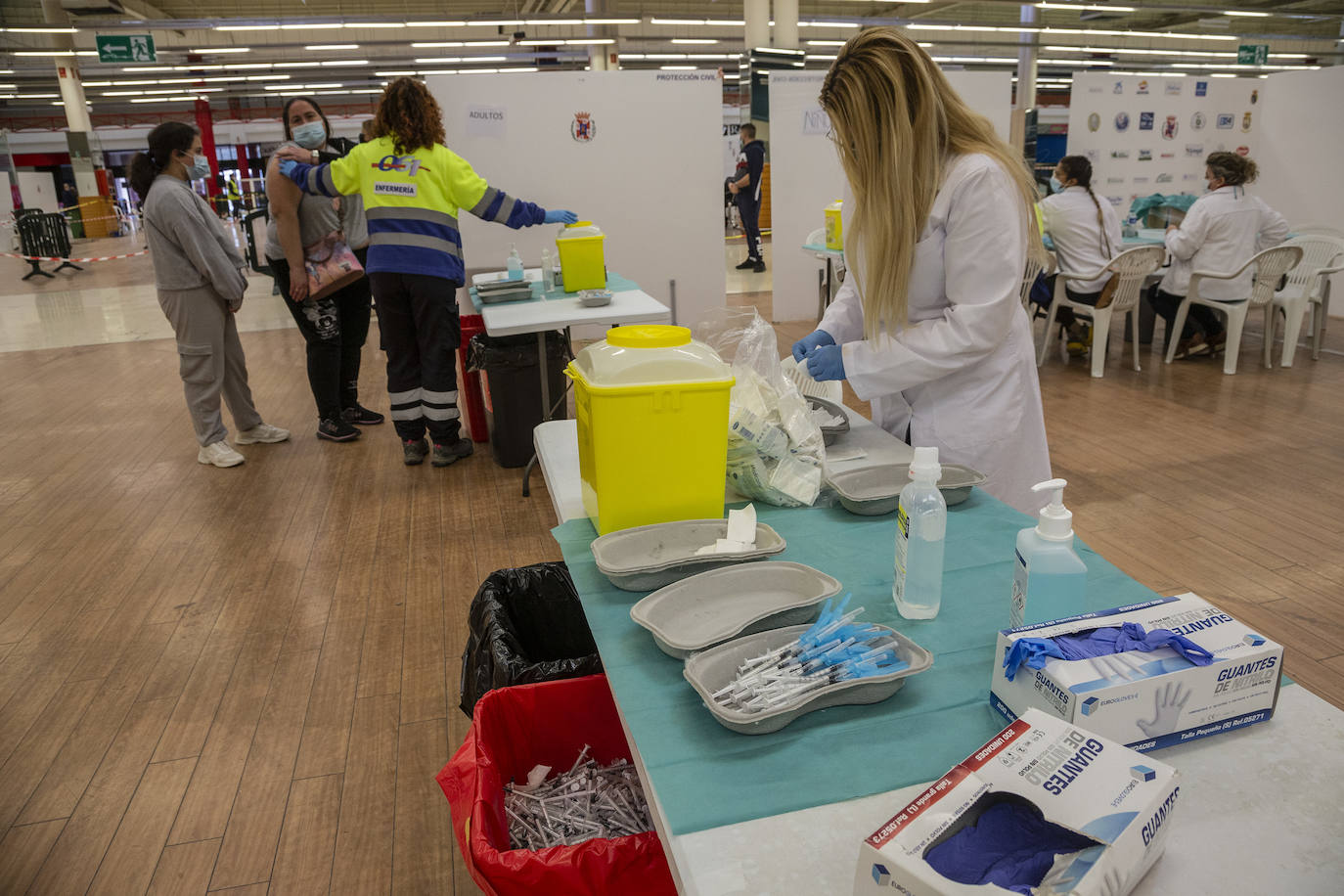 Fotos: Los jóvenes reciben la tercera dosis de la vacuna en Cartagena