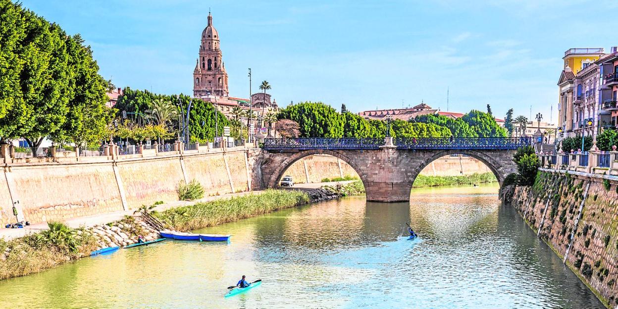Vistas de la Catedral, el Puente de los Peligros y el río Segura. Abajo, la huerta murciana.