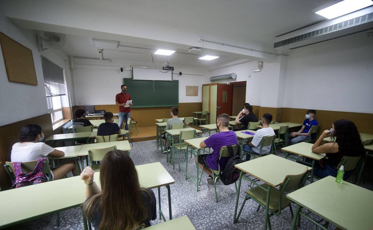 Alumnos en una clase en el IES Alfonso X de Murcia el curso pasado, cuando se seguía el formato semipresencial. 