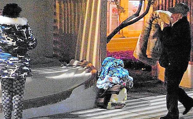 El matrimonio monta la cama en el interior de la estructura de madera, el pasado jueves por la tarde.