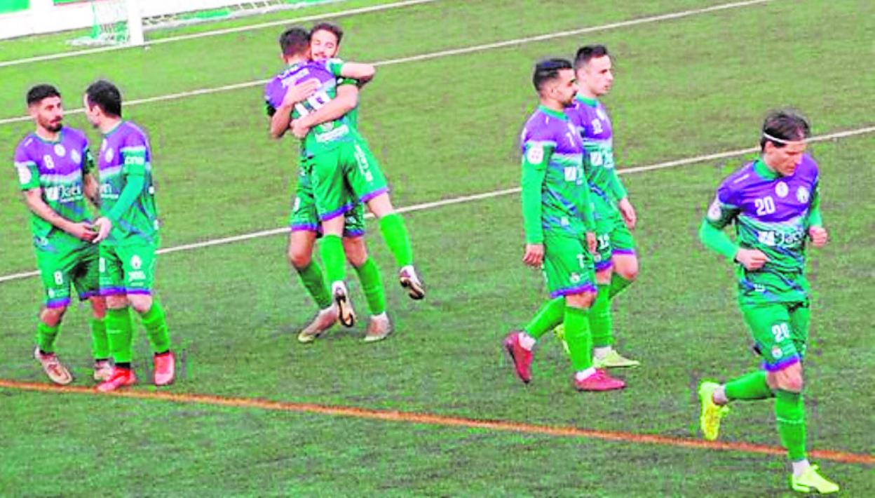 Los locales celebran el primer gol, obra de Juanca. 