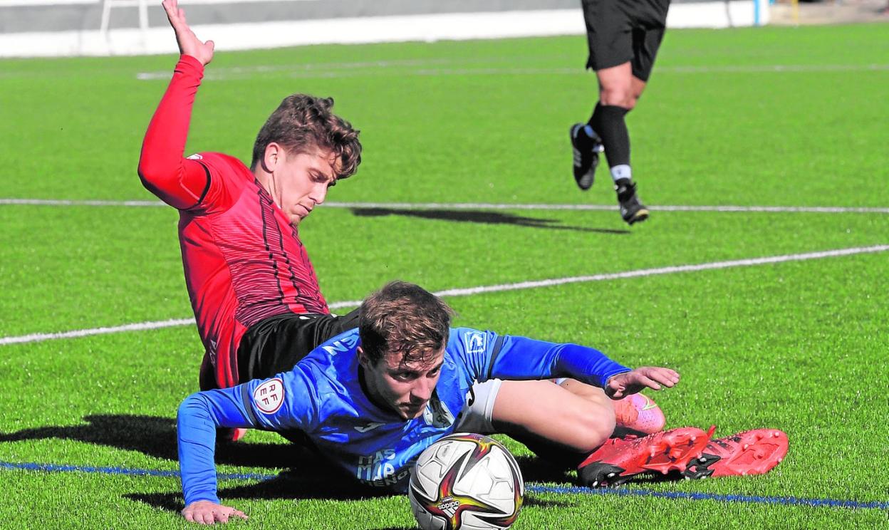 Loren Burón, del Mar Menor, es derribado por Álvaro, de La Nucía, ayer en el Pitín. 