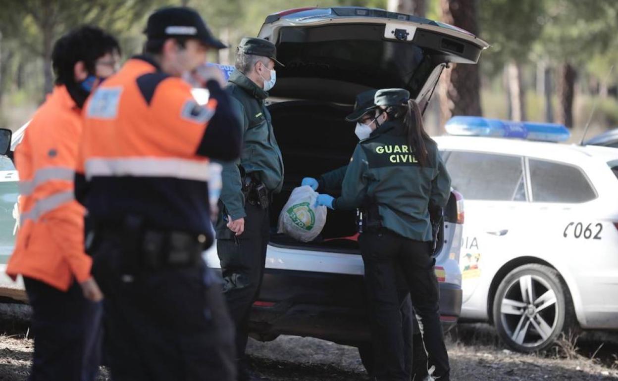 Varios agentes de la Guardia Civil y voluntarios de Protección Civil, durante una de las batidas organizadas para intentar encontrar a Esther López.