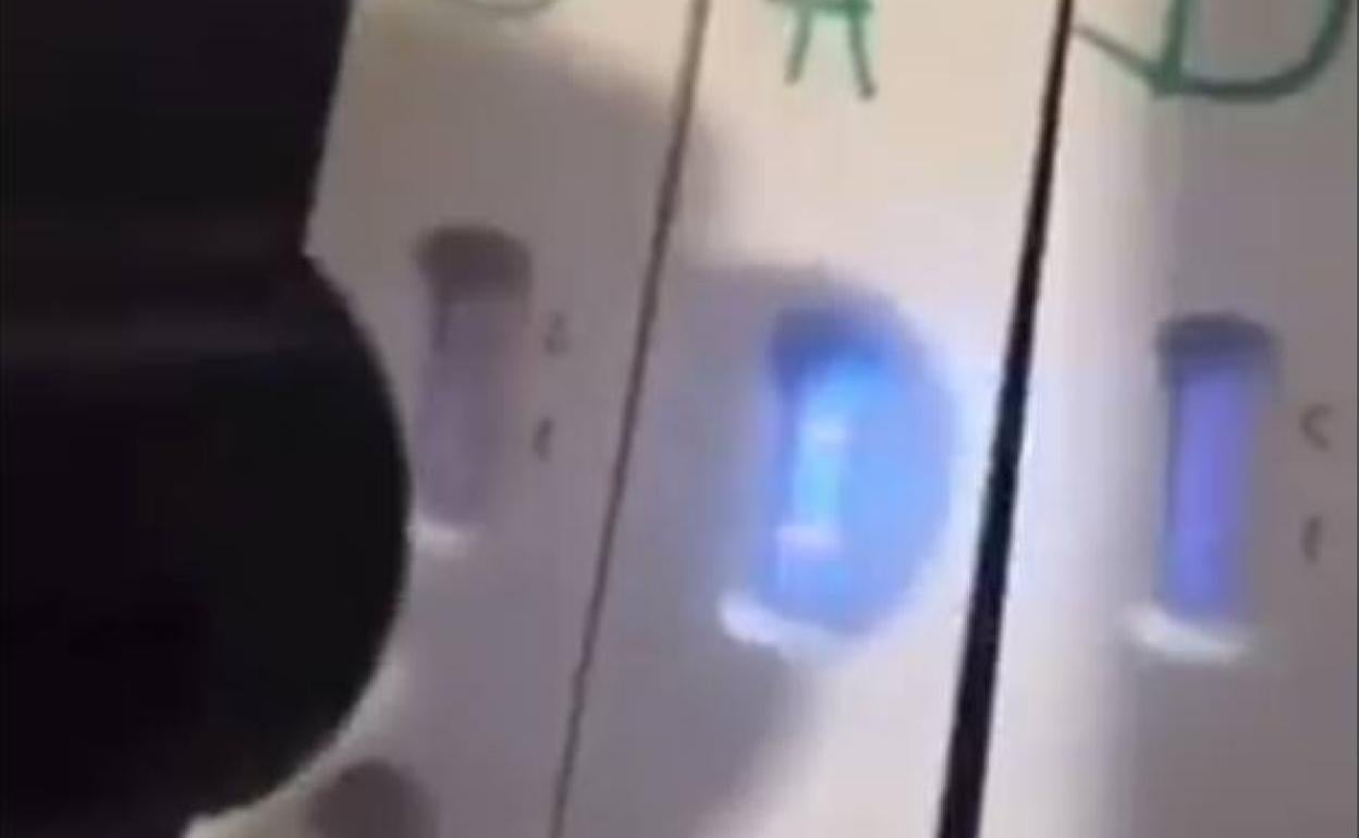 Luz ultravioleta sobre un test de antígenos. 