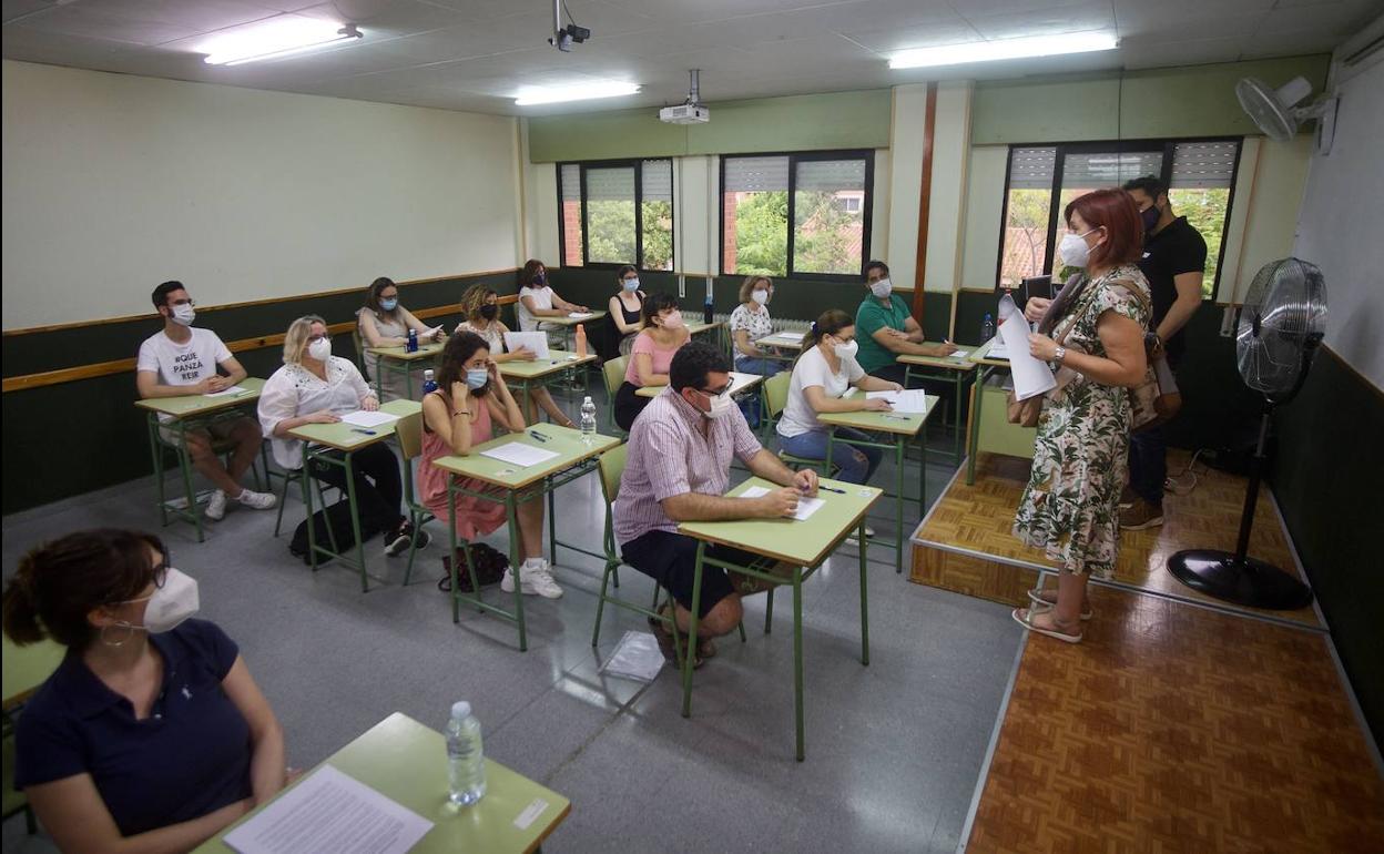 Examen de las oposiciones a maestro en la Región de Murcia, en una fotografía de archivo.