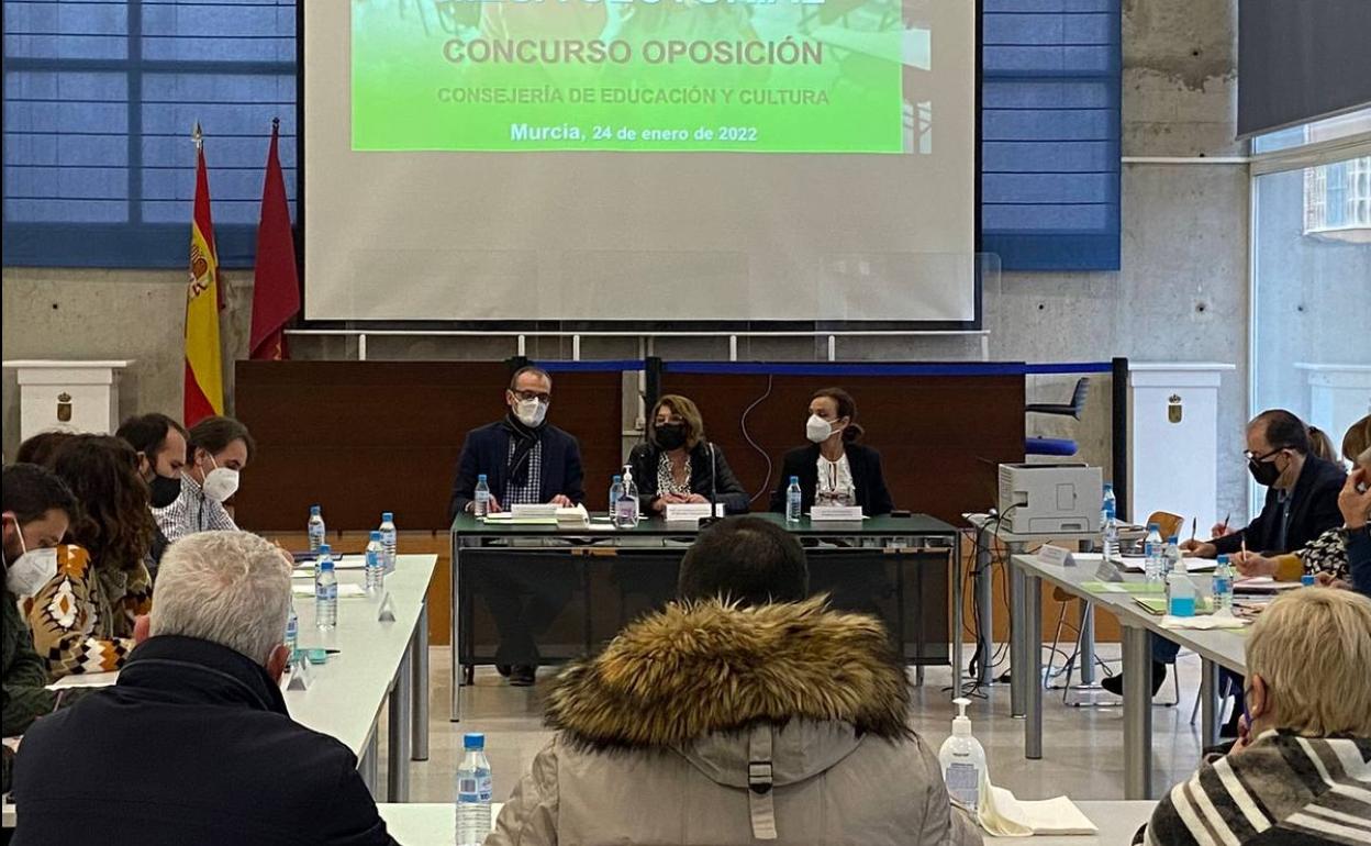 La consejera, Mabel Campuzano; la secretaria general, Luisa López; y el director general de Recursos Humanos, Víctor Marín, este lunes con los sindicatos. 