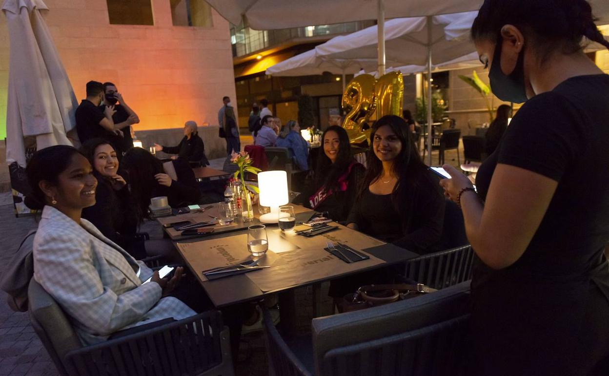 Varias personas cenando.