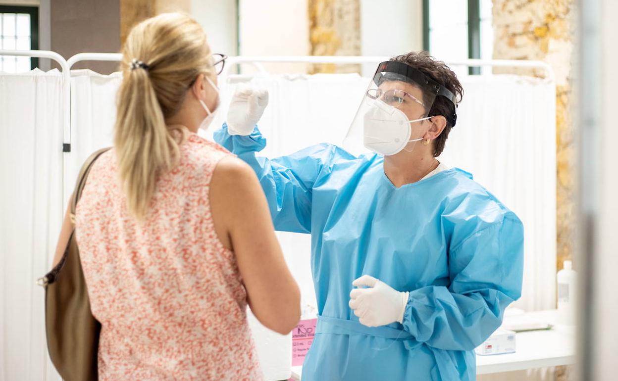 Imagen de archivo de una sanitaria realizando una prueba PCR en el Cuartel de Artillería de Murcia.