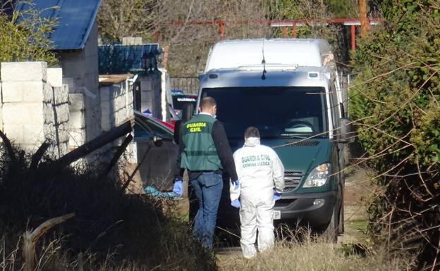 Agentes de la Guardia Civil, durante el registro del chalé del detenido. 