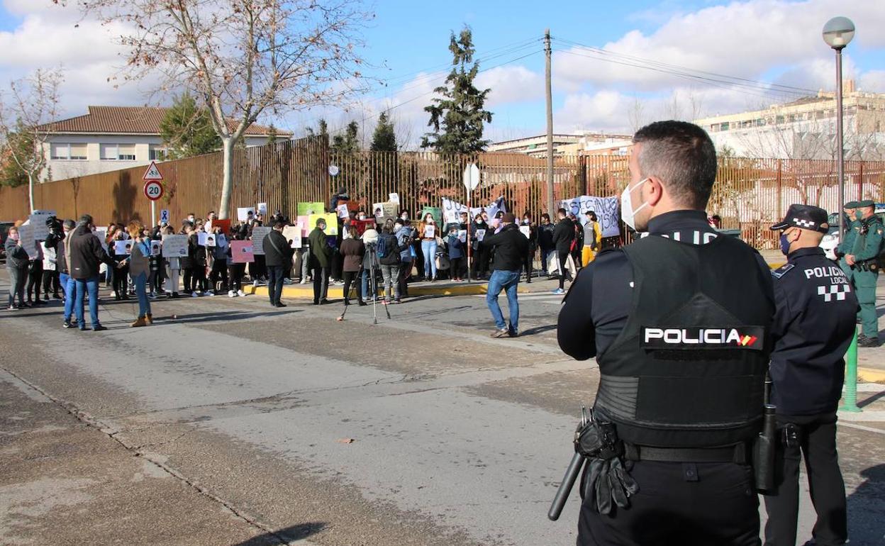 Concentración ante las puertas del juzgado de Jumilla.