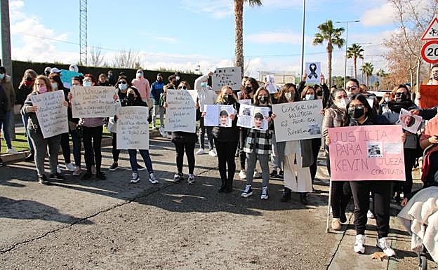 Imagen principal - Amigos y familiares de Kevin, el joven asesinado en Jumilla, se vuelven a concentrar a las puertas del juzgado para pedir justicia
