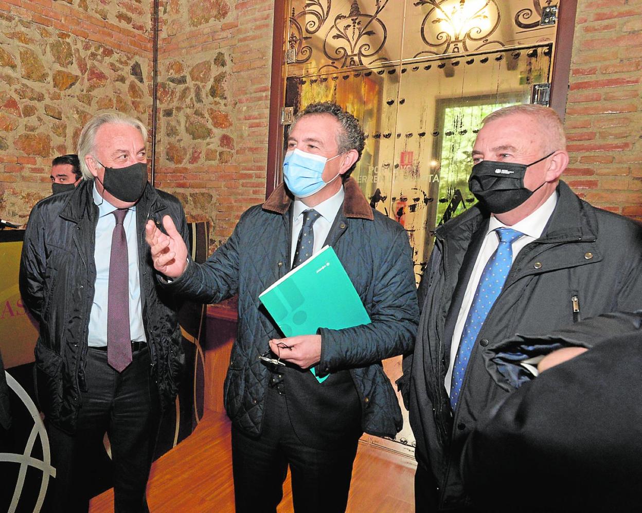 Eduardo Baamonde, entre Bartolomé Viudes y Diego González, ayer en la Tertulia La Luz. 