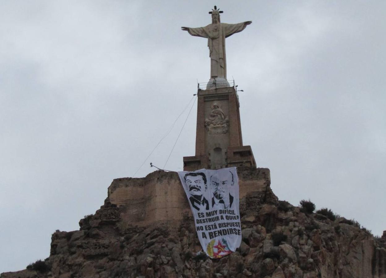 Pancarta colgando del monumento, este miércoles a primera hora.