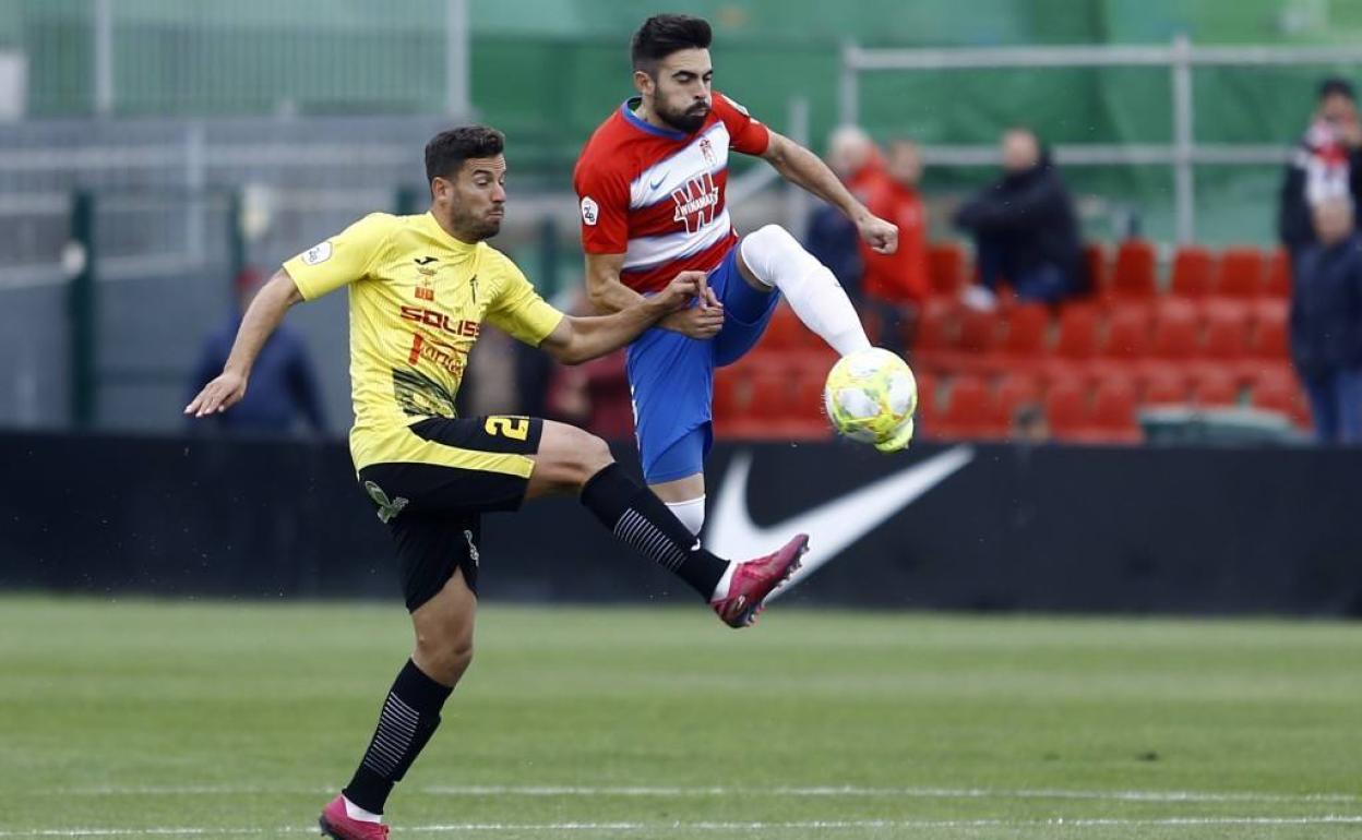 Héctor Martínez, en un partido con el filial del Granada contra el Villarrubia, en 2019.