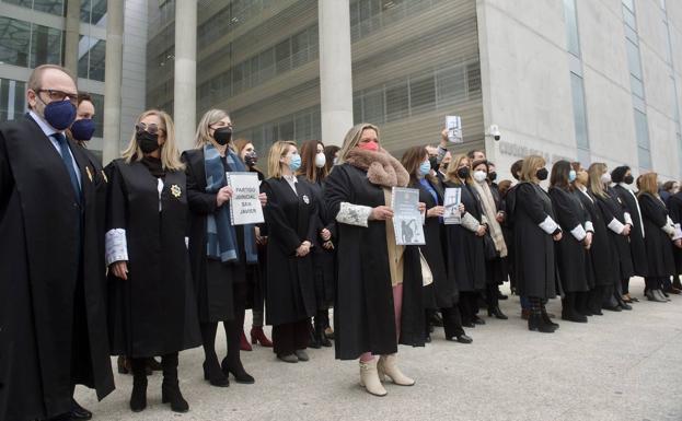 Concentración por la huelga de letrados en la Ciudad de la Justicia de Murcia, este miércoles.