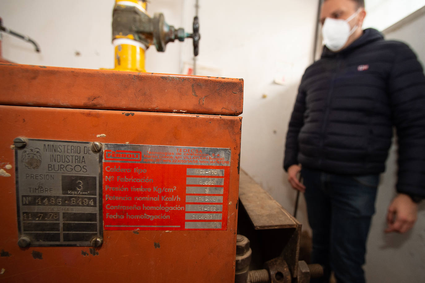 Fotos: Sin calefacción y con las ventanas abiertas en el colegio de Corvera