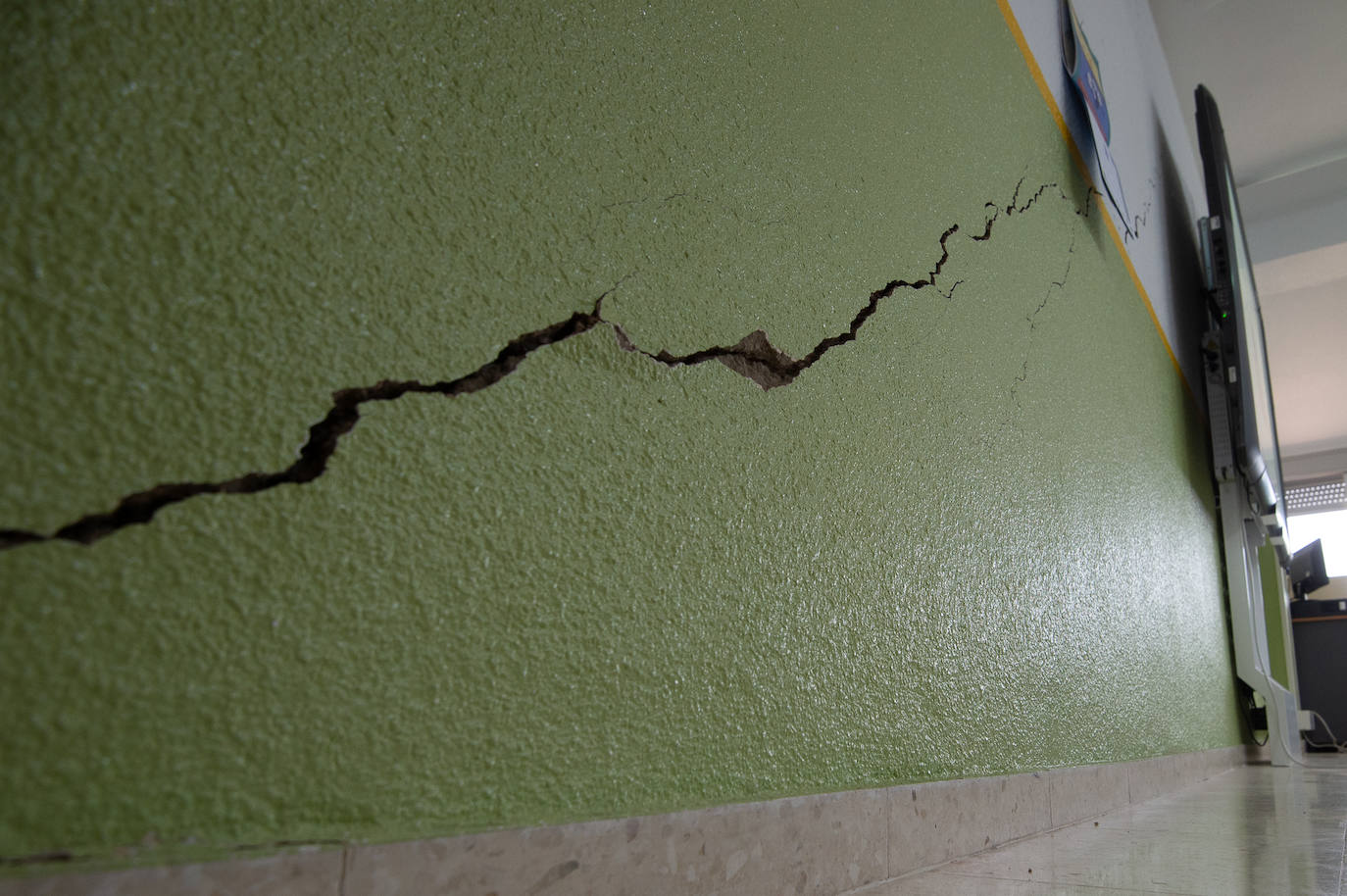 Fotos: Sin calefacción y con las ventanas abiertas en el colegio de Corvera