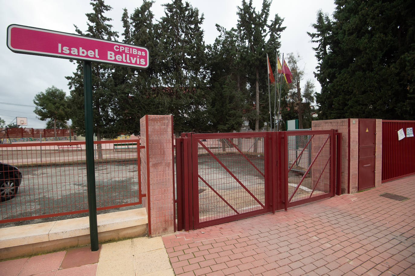 Fotos: Sin calefacción y con las ventanas abiertas en el colegio de Corvera