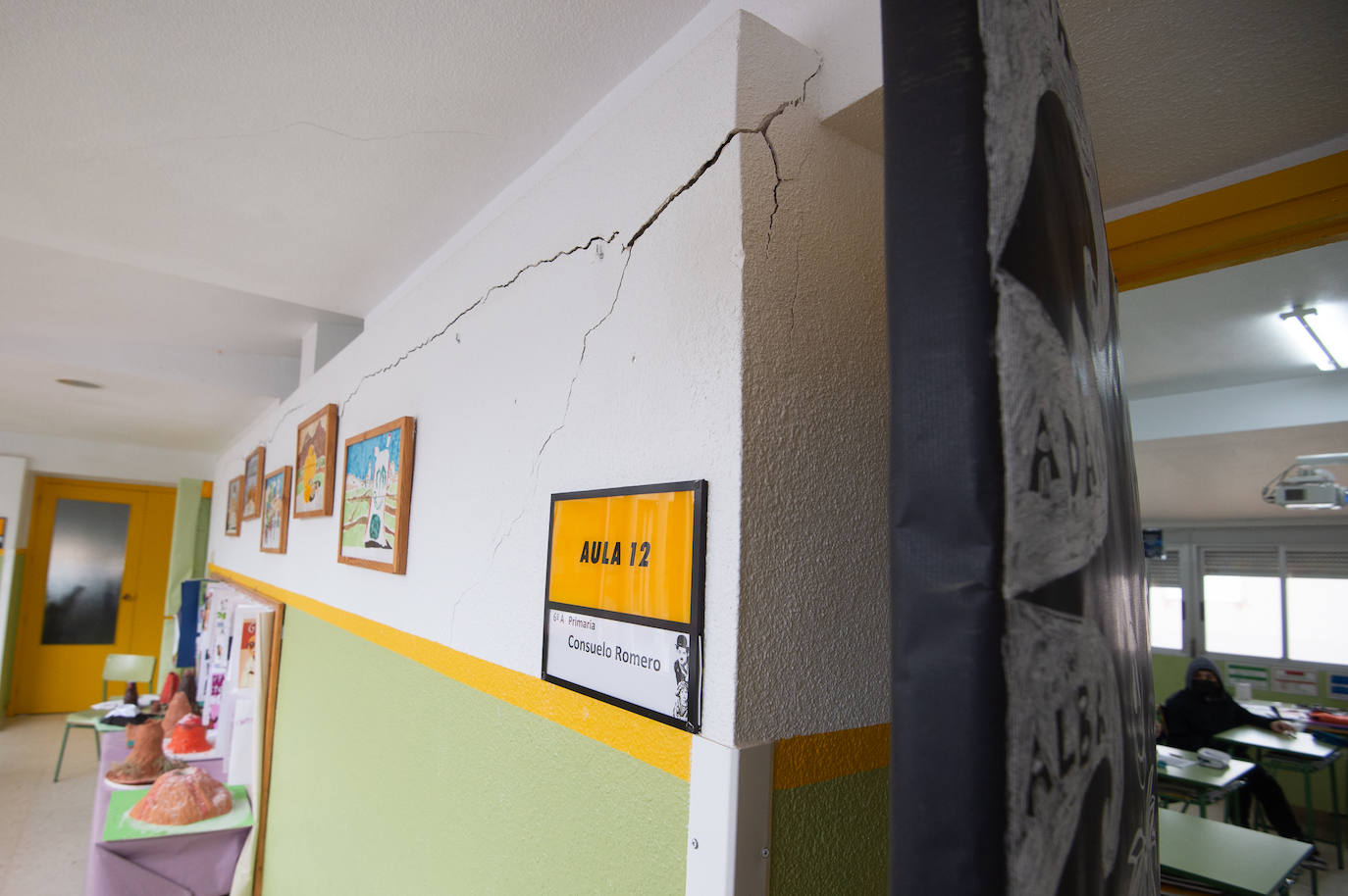 Fotos: Sin calefacción y con las ventanas abiertas en el colegio de Corvera